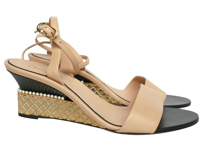 Chanel Talons compensés dorés et perles Beige