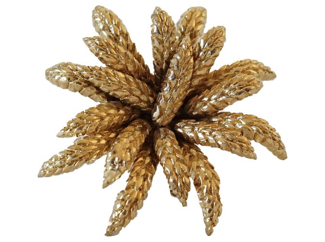 Chanel Pins & Broschen Golden Metall Vergoldet  ref.240942