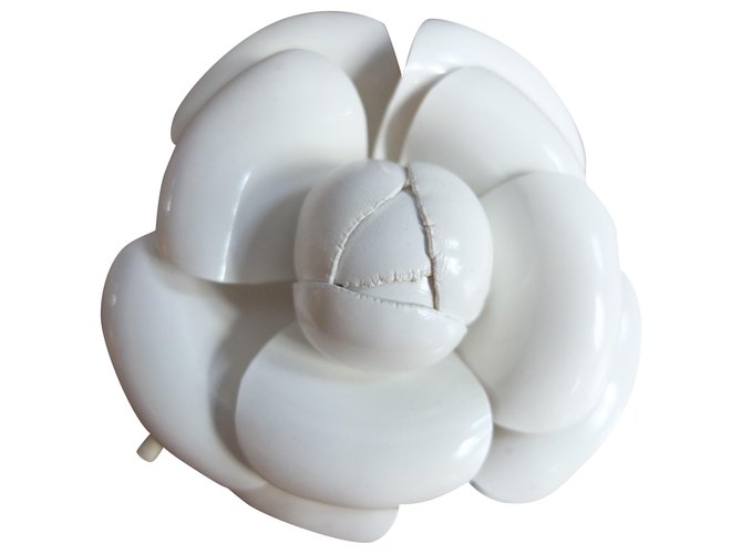 Broche camélia blanc Chanel Plastique  ref.241245