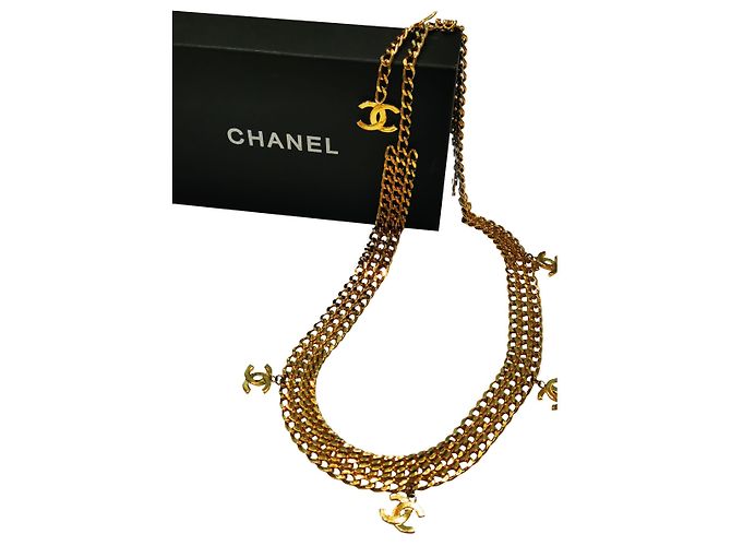 Cinto Chanel de corrente dourada com pingentes C Dourado