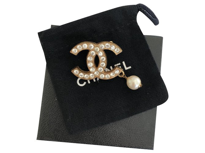 Broche CC Chanel Dourado Metal  ref.242378