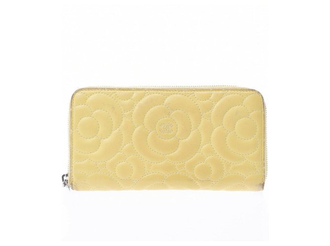 Billetera de Chanel Amarillo Cuero  ref.242430