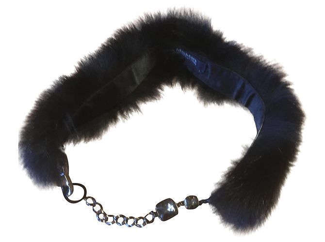 Collo di pelliccia nero Max Mara con cravatta gioiello