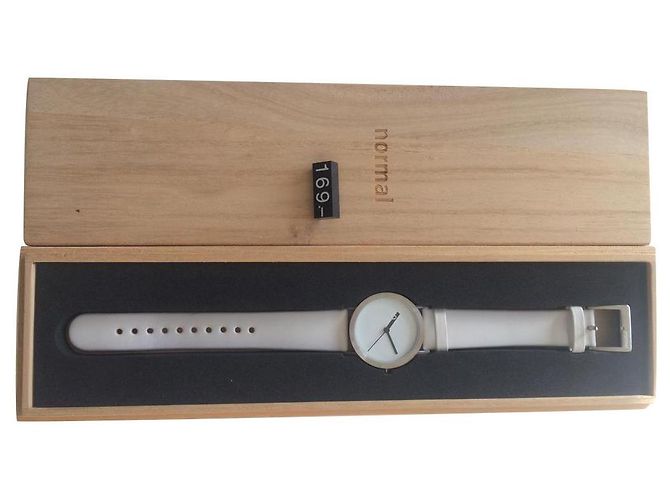 Autre Marque Weiße Lederuhr