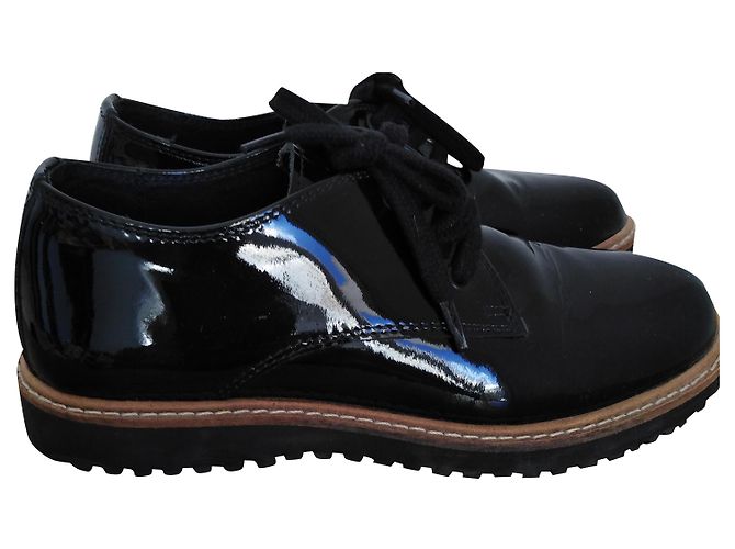 Scarpe Minelli in vernice nera con lacci Nero