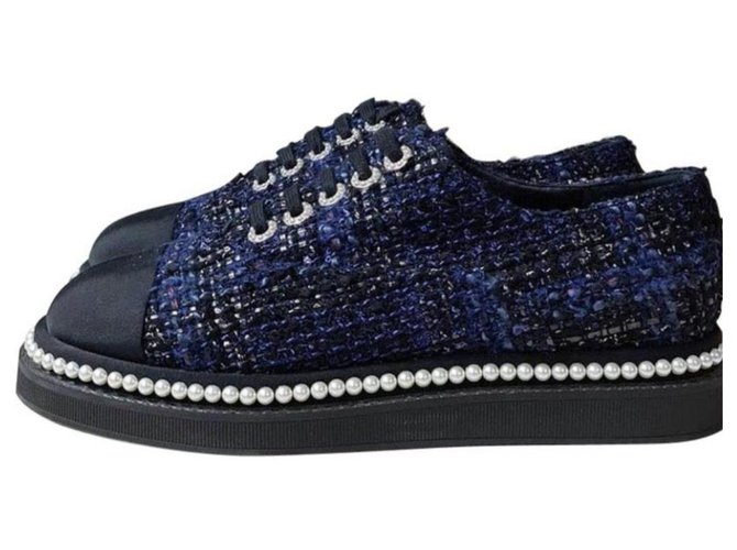 Chanel 17Baskets plates noires à lacets et logo CC en tweed bleu marine Multicolore  ref.244686