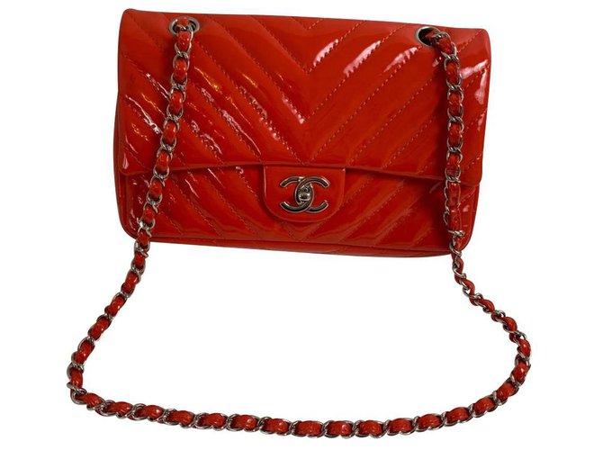 Classique Chanel Cuir vernis Rouge  ref.245128