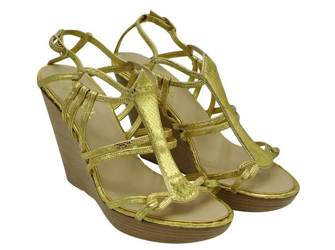 Chanel Sandálias Dourado Couros exóticos  ref.245133