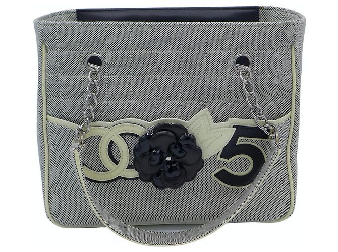 Bolso Chanel Camellia No.5 Gris de Charol