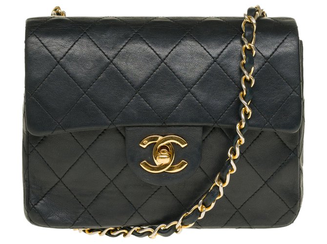 Esplêndida bolsa Chanel Mini Timeless em pele de cordeiro acolchoada preta, garniture en métal doré Preto Couro  ref.245530