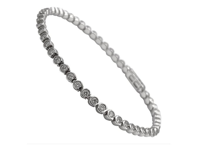 Bracelete da linha Cartier "C de Cartier" em ouro branco e diamantes.  ref.246137