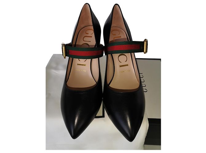Sylvie Gucci décolleté