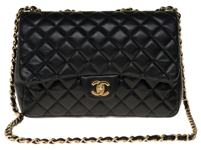 Schöne Chanel Timeless Jumbo Handtasche aus schwarzem gestepptem Lammfell, garniture en métal doré Leder  ref.247102