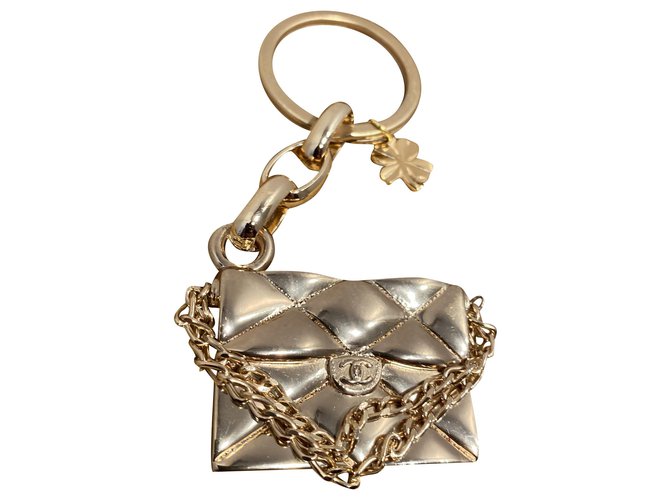 Chanel Encantos de saco Dourado Metal  ref.247106