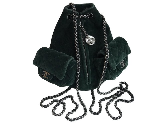 Chanel Famoso mini bolso "Mochila está de vuelta" Verde Verde oscuro Terciopelo  ref.247348