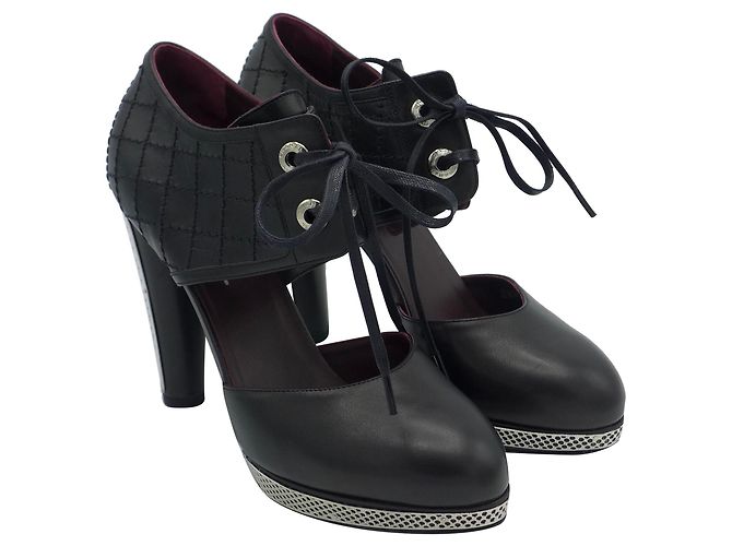 Chanel Bottines en acier perforé à nouer sur le devant Noir