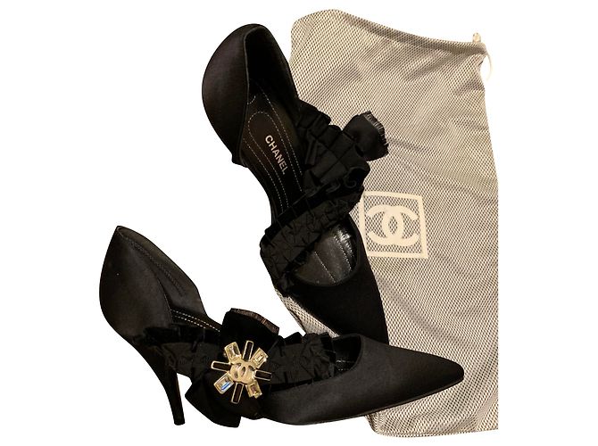 Chanel Satinpumps in Schwarz mit Strassstein