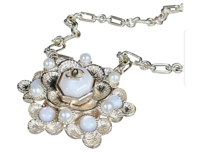 Chanel 16Grand pendentif perle en métal doré camélia B  ref.248504