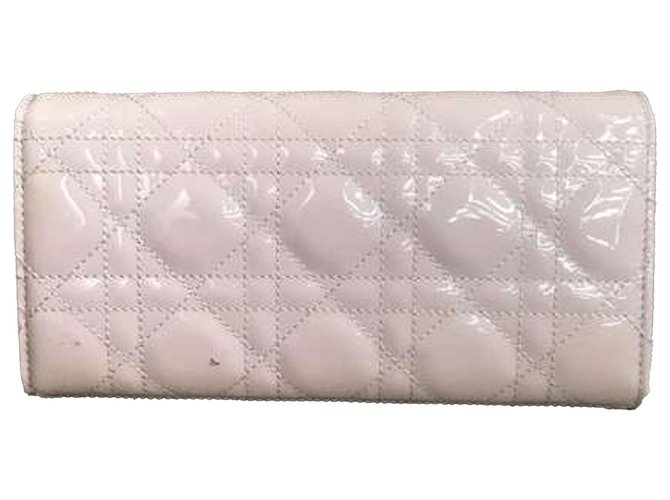 Portafoglio Dior Lady Dior Cannage in vernice bianca con catena Bianco Pelle Pelle verniciata Metallo  ref.248760