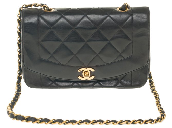 Sehr schicke Chanel Diana Tasche aus schwarzem gestepptem Leder, garniture en métal doré Lammfell  ref.249916