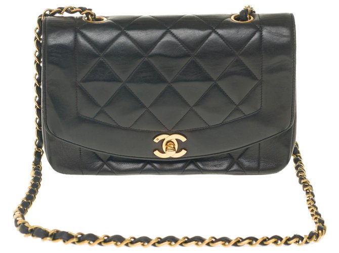 Très Chic Sac Chanel Diana en cuir noir matelassé, garniture en métal doré Cuir d'agneau  ref.249916