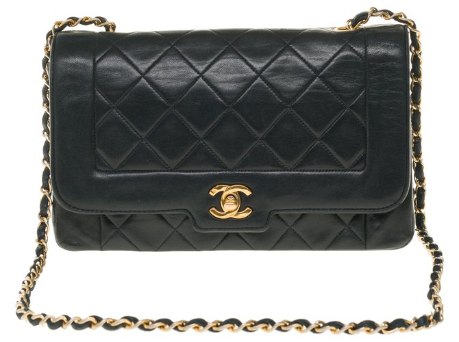 Timeless Chanel Classique Handtasche aus schwarzem gestepptem Lammfell, garniture en métal doré  ref.250077