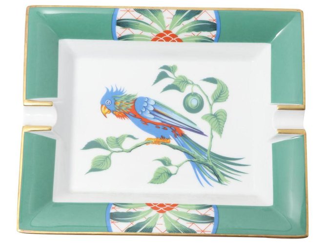 Vintage Hermès Paris Cenicero de porcelana Periquito Motivo de pájaro Dorado Verde Rojo Azul Cerámico  ref.250184