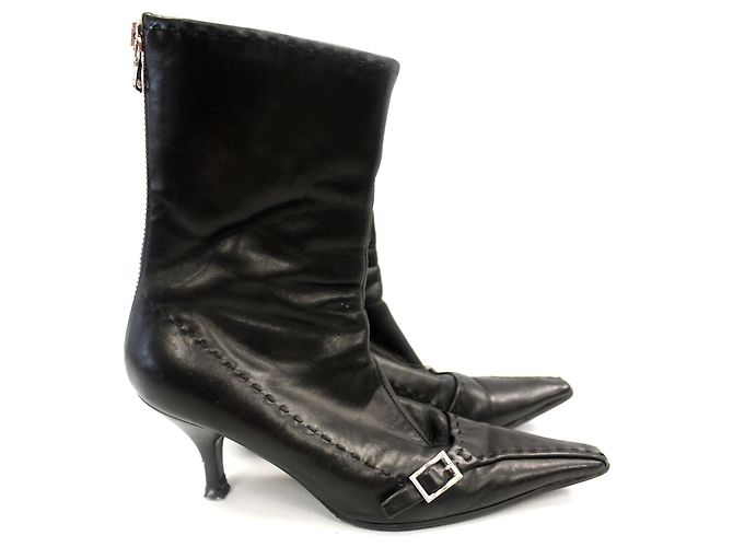 Prada schwarze Lederstiefel mit Kitten Heel