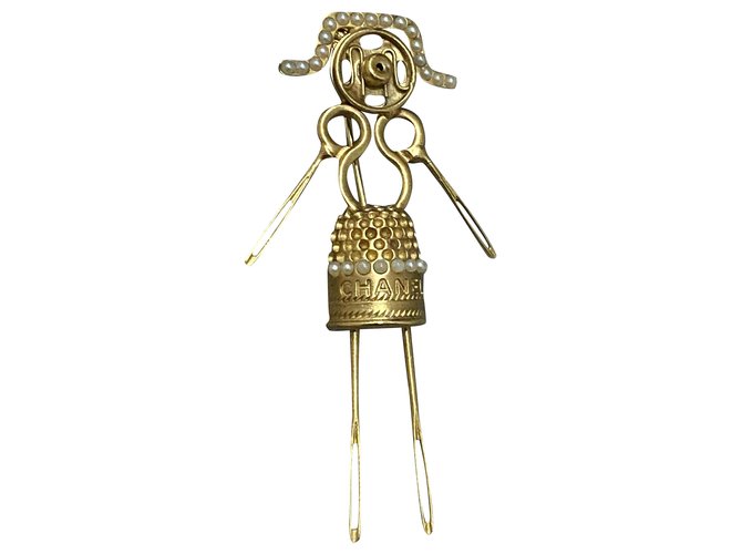 Chanel Pins & Broschen Golden Metall Perle  ref.252280