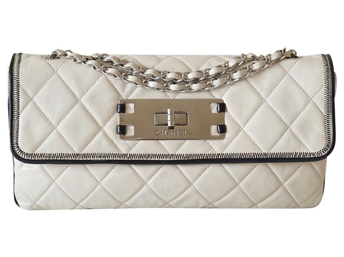 Chanel Handtaschen Schwarz Beige Leder  ref.252619
