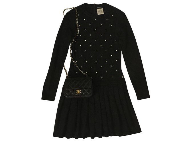Iconic little black Chanel dress Cashmere  ref.252899