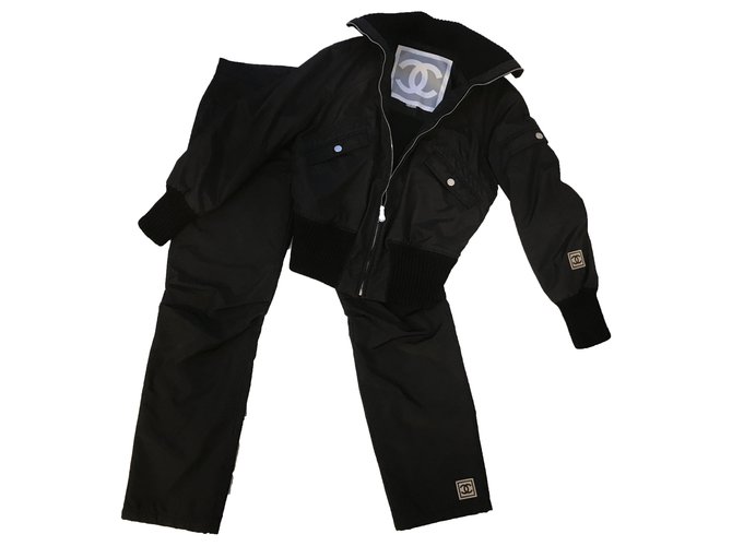 Chanel raro 02Un traje de identificación de línea deportiva Negro Poliamida  ref.252940