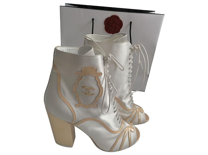Botines Chanel de seda grises 38
