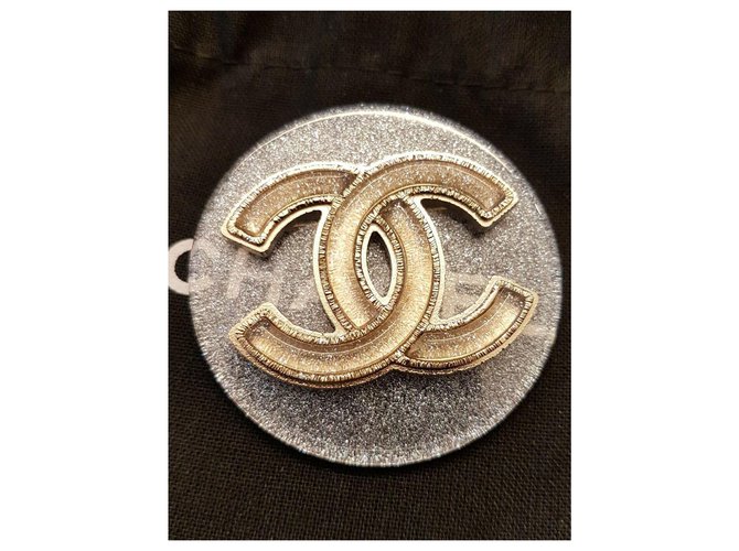 Broche Chanel Dourado Resina  ref.253020