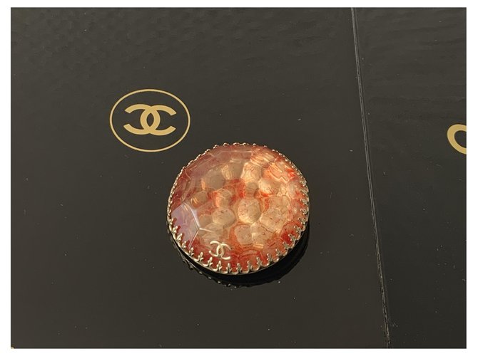 Chanel Alfileres y broches Roja Dorado Naranja Metal  ref.253075