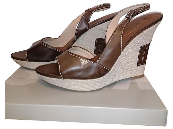 Sandali con zeppa Guess in pelle marrone Beige