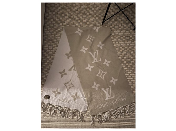 Louis Vuitton REYKJAVIK SCARF Grey Cashmere  ref.253443