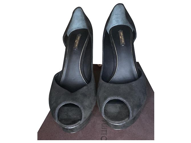 Louis Vuitton Pumps aus schwarzem Samt 38.5