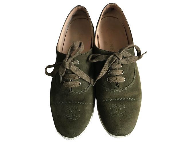 Chanel Baskets basses en daim Blanc Kaki