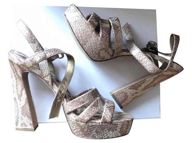 Sam Edelman Tacones de plataforma con correa al tobillo efecto piel de serpiente Metálico