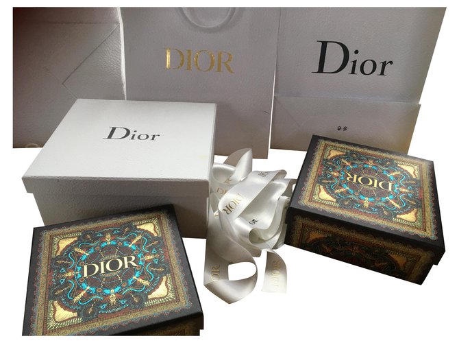 Je vends une gamme de sacs d emballage   Dior très bon état avec des pochettes en tissus des rubans Dior et des boites Blanc  ref.254322