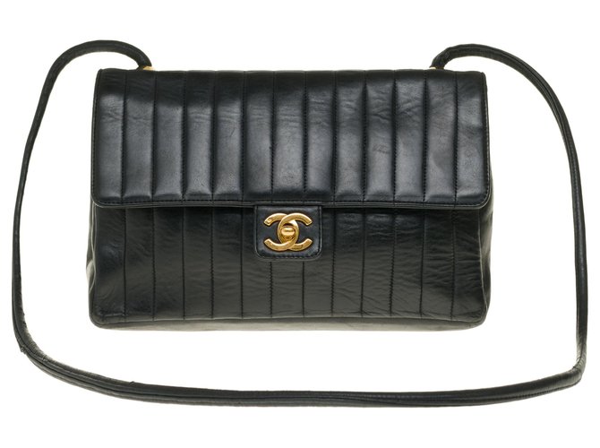 Timeless Bolso Chanel Classique muy chic en cuero acolchado negro con costuras de chevron, guarnición en métal doré  ref.254875