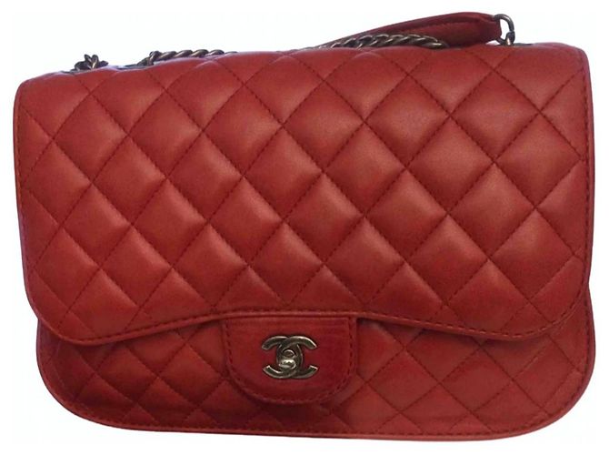 Cartera Chanel Timeless de piel de cordero roja plata