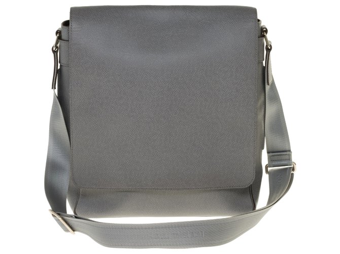 Louis Vuitton Messenger unisex Roman MM bag in Taiga leather, Garniture en métal argenté Grey  ref.254935