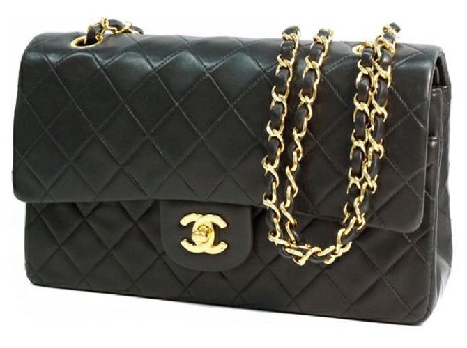 Chanel Matelassé25 Bolsa feminina de ombro com aba W em preto x dourado Gold hardware Couro  ref.256037