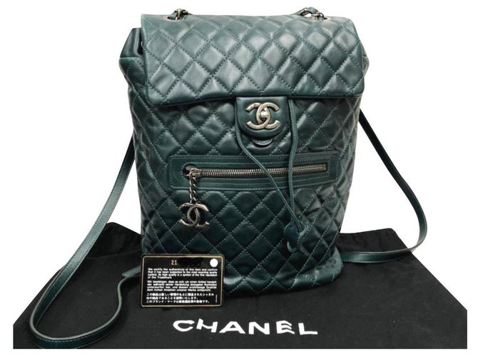 Mochila Chanel de piel de becerro verde oscuro Cuero  ref.256494