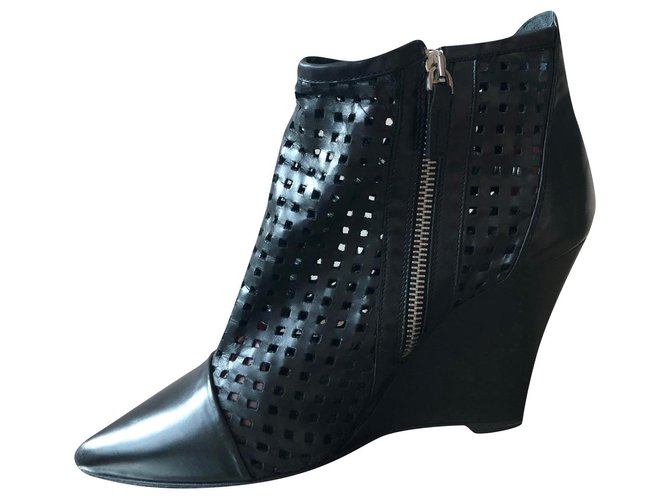 Sandro Micro perforated ankle boots Black Leather  ref.256726