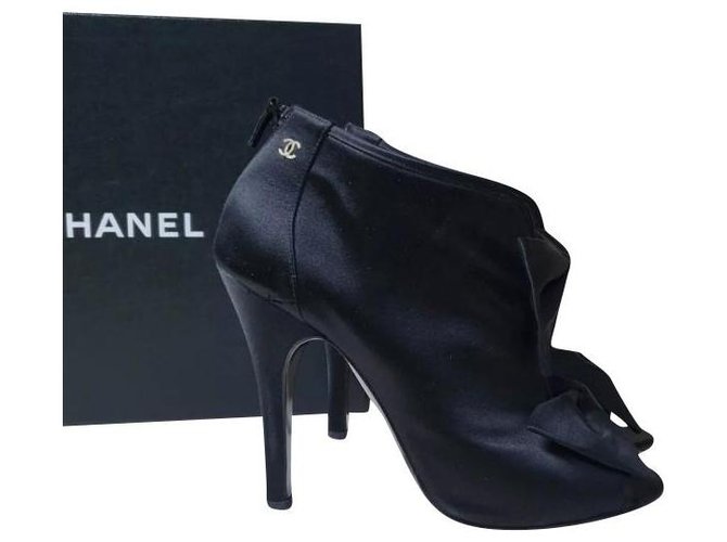 Chanel Black Satin CC Logo Stiefeletten Gr.40 Schwarz  ref.256953