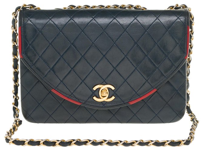 Timeless Hervorragende und originale Chanel Classique Handtasche 23cm in dunkelblauem gestepptem Leder mit roten Paspeln und goldenen Metallbeschlägen Marineblau  ref.257086