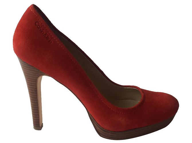 Calvin Klein Pumps aus rotem Wildleder